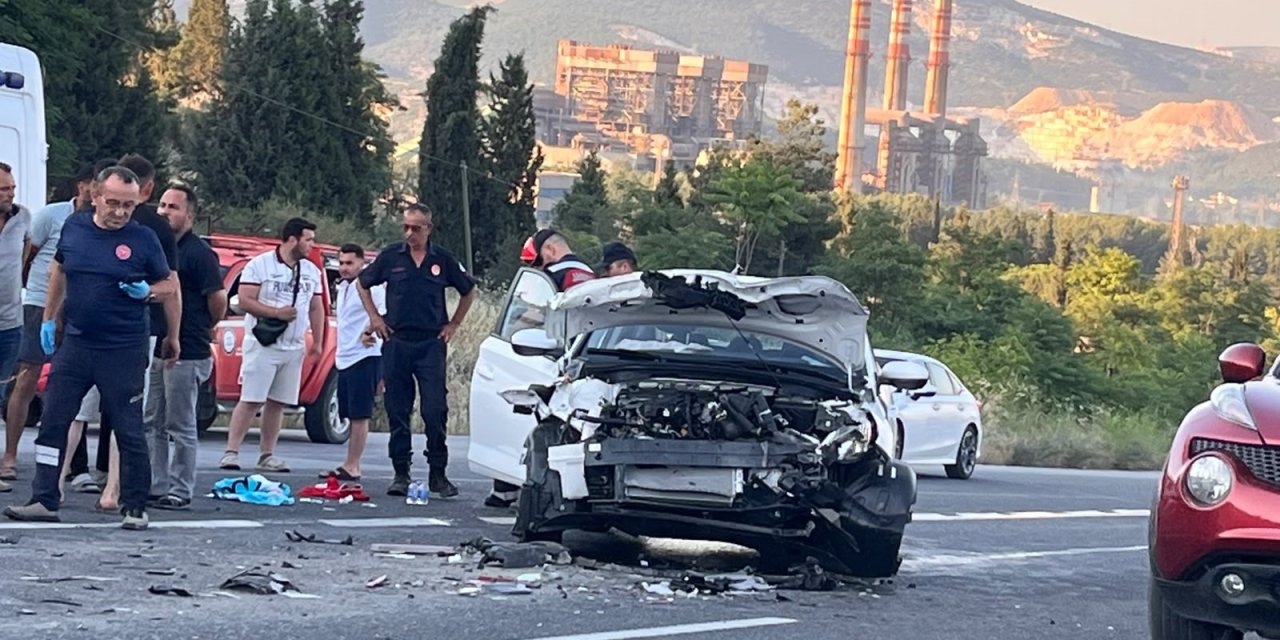 YATAĞAN'DA TIRA ÇARPAN OTOMOBİL HURDAYA DÖNDÜ: 2 YARALI