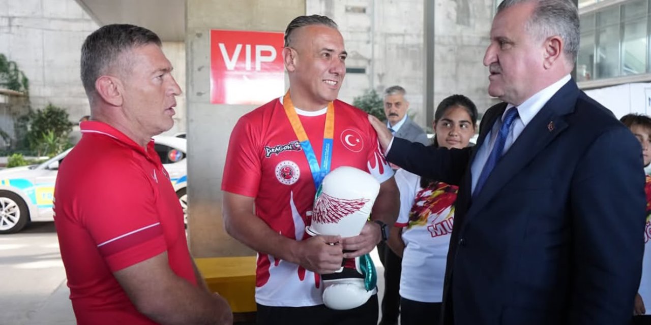 GENÇLİK VE SPOR BAKANI BAK’I MUĞLA’DA MİLLİ SPORCULAR KARŞILADI