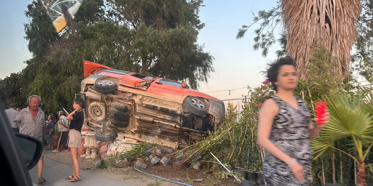 Datça'da korkutan kaza: Devrilen araç iş yerlerine metreler kala durdu