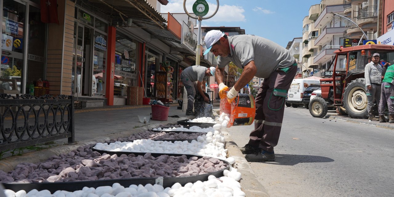 YATAĞAN BELEDİYESİ'NDEN CUMHURİYET CADDESİ'NDE ESTETİK DOKUNUŞ: KURU PEYZAJ ÇALIŞMALARI DEVAM EDİYOR