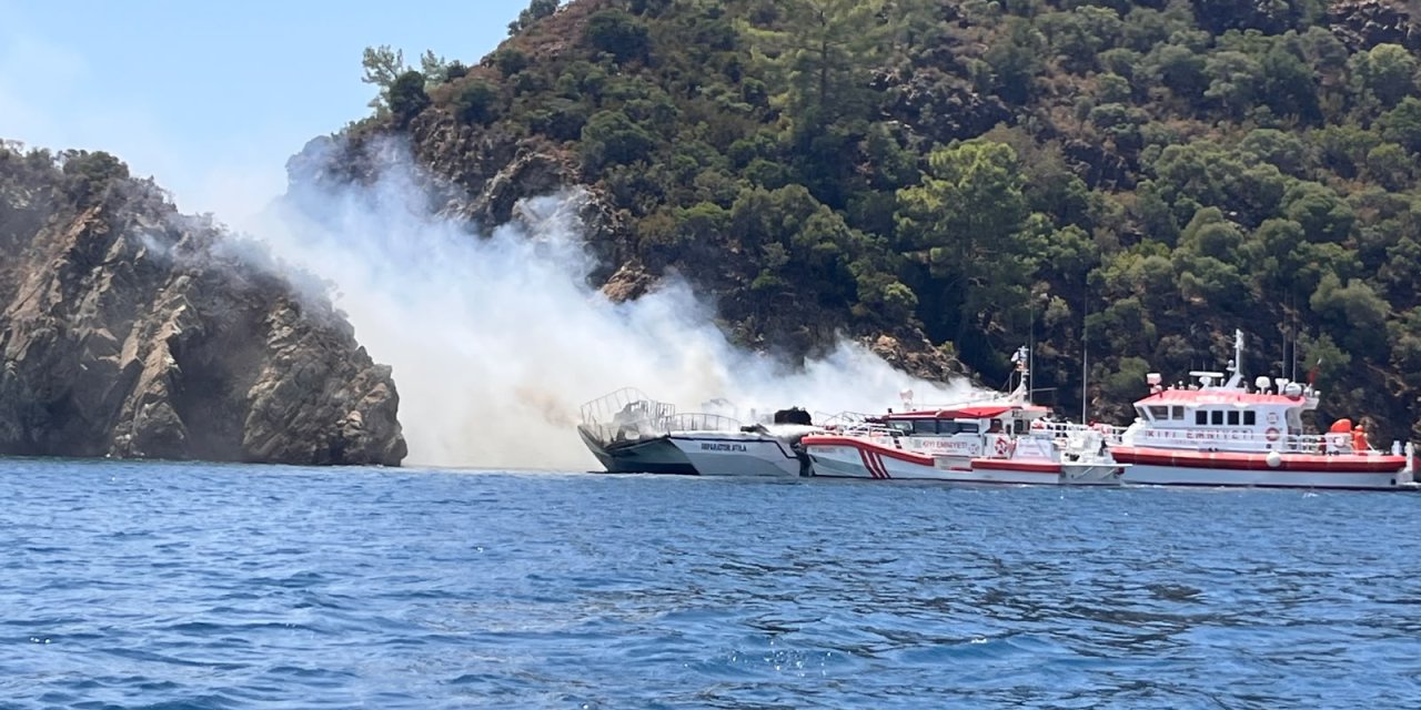 Çocukların Bulunduğu Eğlence Teknesinde Yangın: 115 Kişi Denize Atladı
