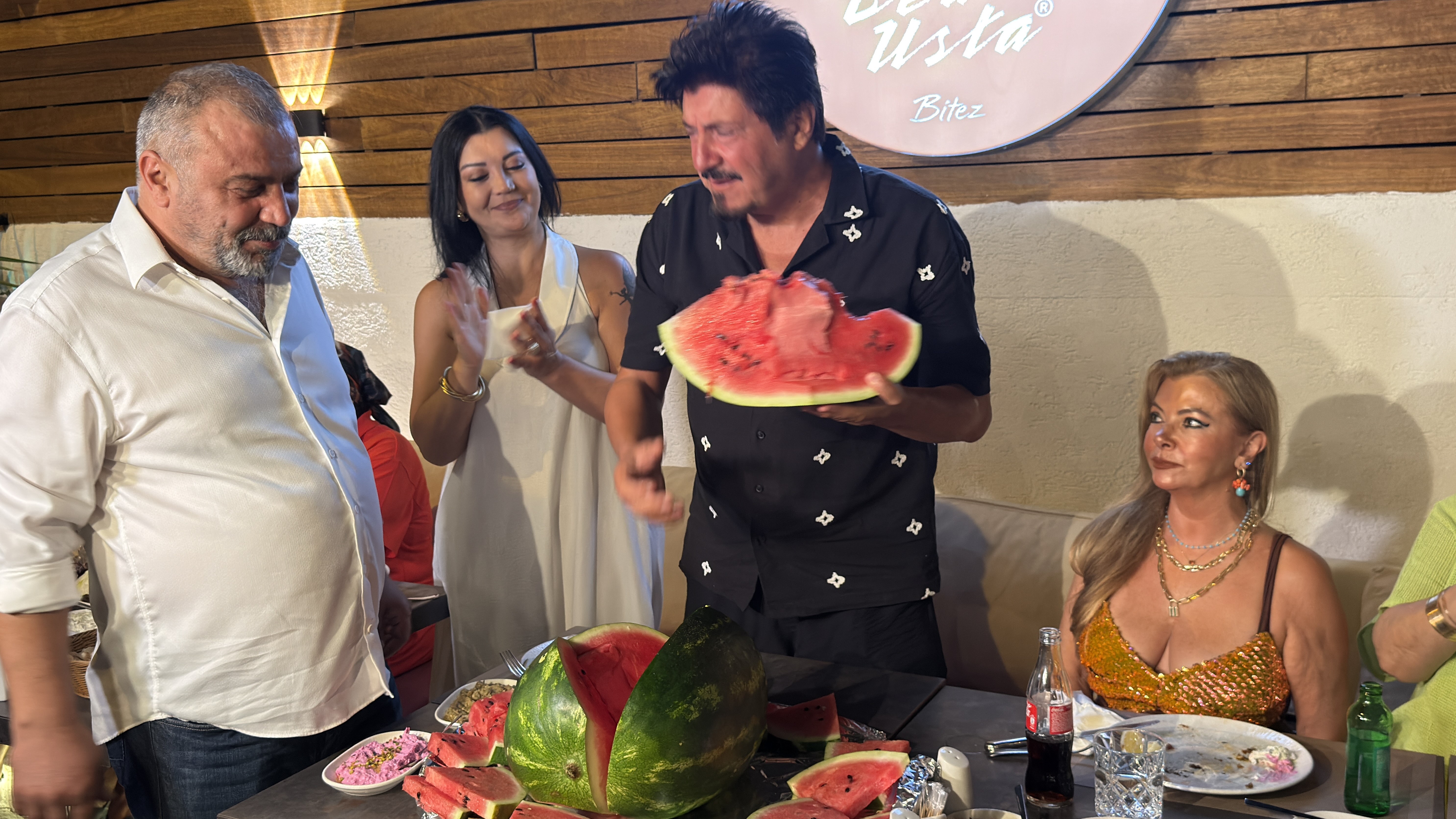 Sanatçı Akkaş'ın doğum günü pastası karpuz oldu
