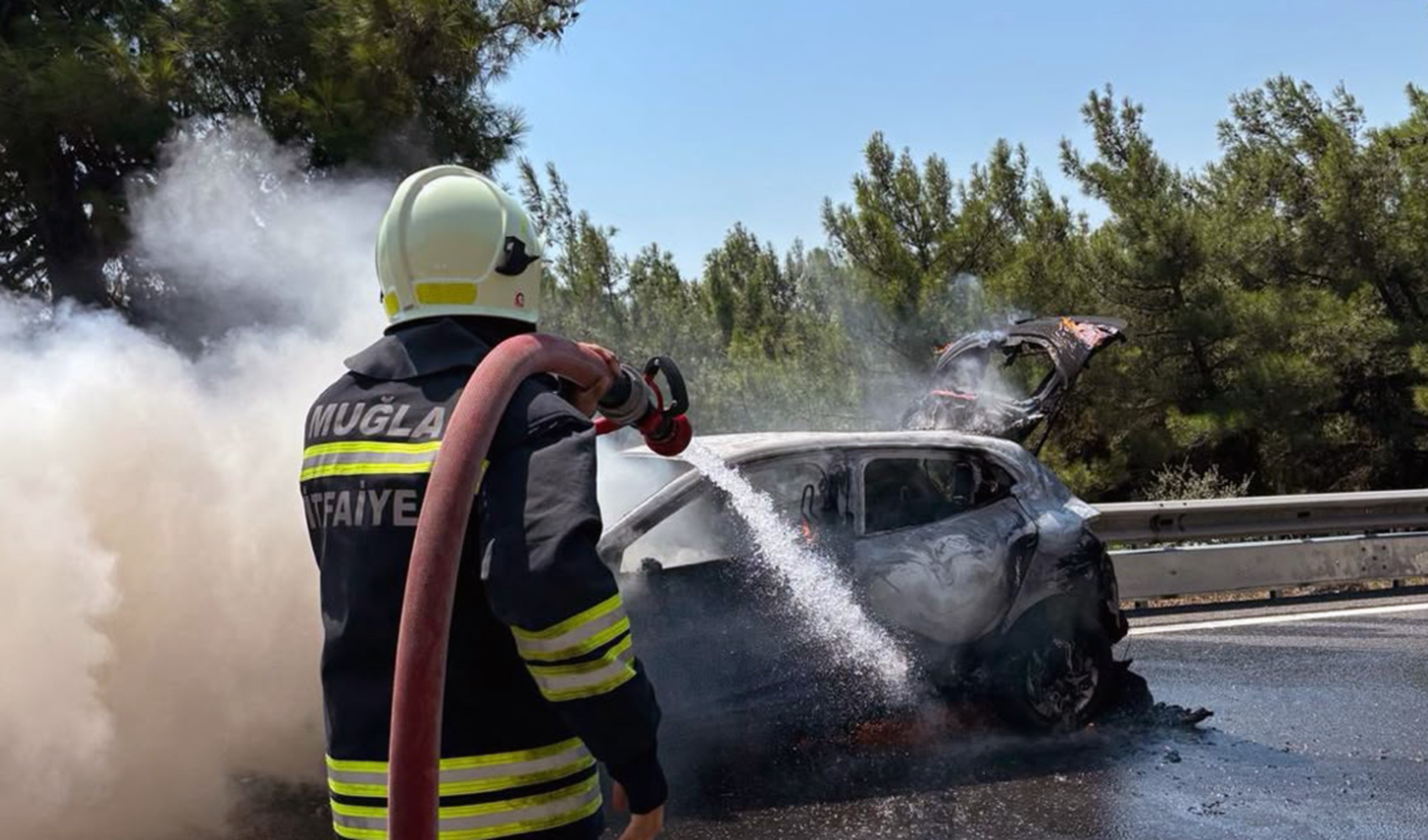 Sakar’da yanan araç kullanılmaz hale geldi