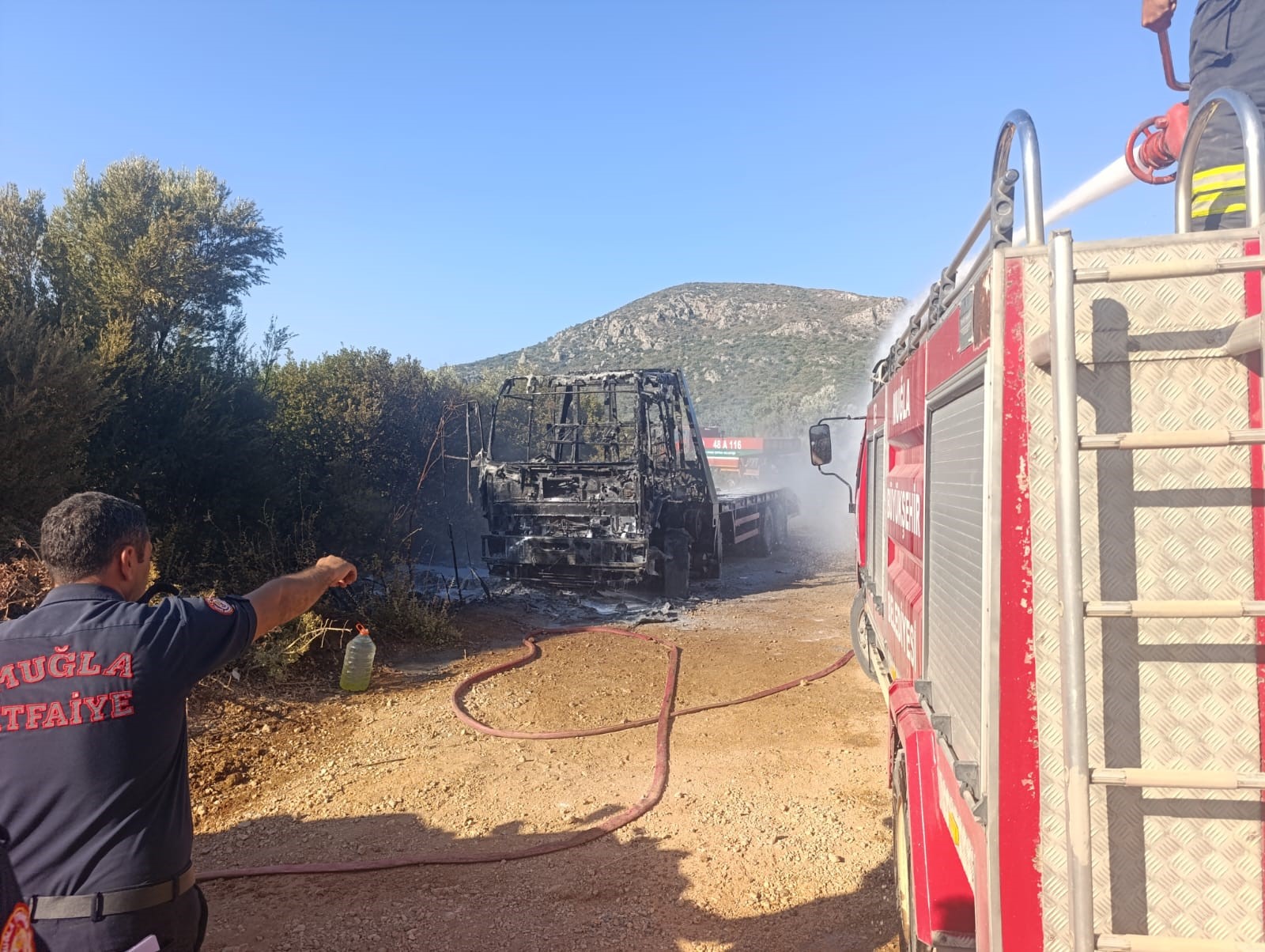 Datça'da kamyoneti yaktığı iddia edilen 2 kişi tutuklandı