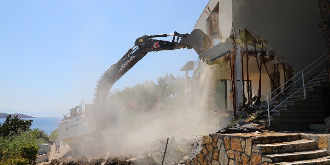 BODRUM’DA KAÇAK YAPILARDA YIKIM ÇALIŞMALARI SÜRÜYOR