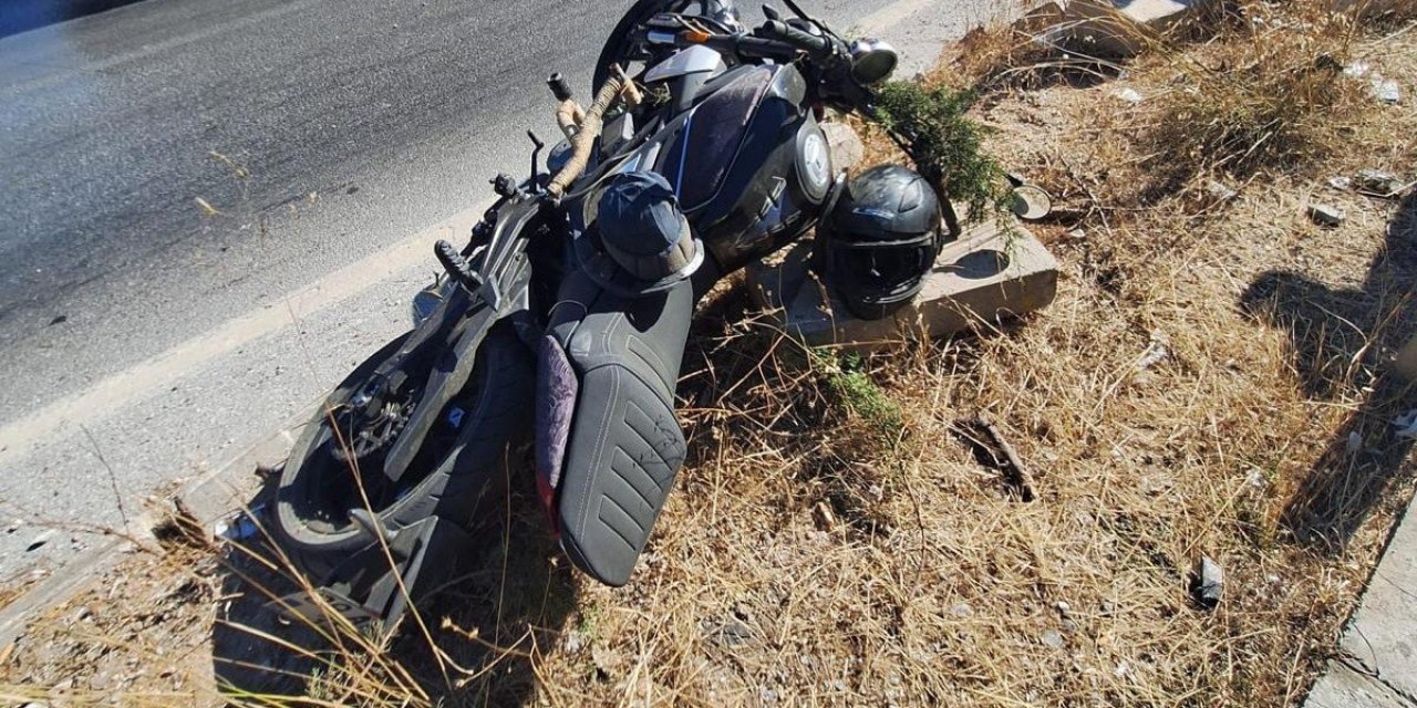 Refüje çarpan motosikletli genç hayatını kaybetti