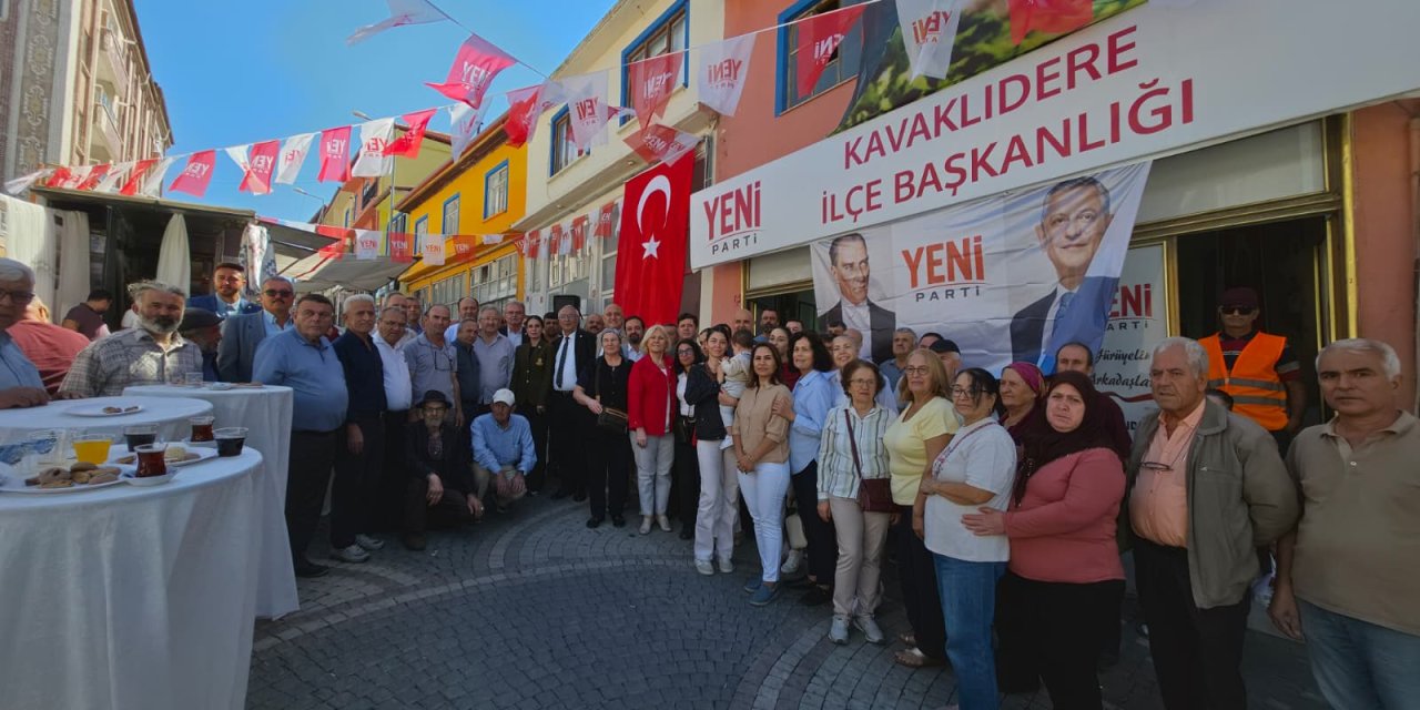 KAVAKLIDERE’DE YENİ PARTİ İLÇE BAŞKANLIĞI TÖRENLE AÇILDI