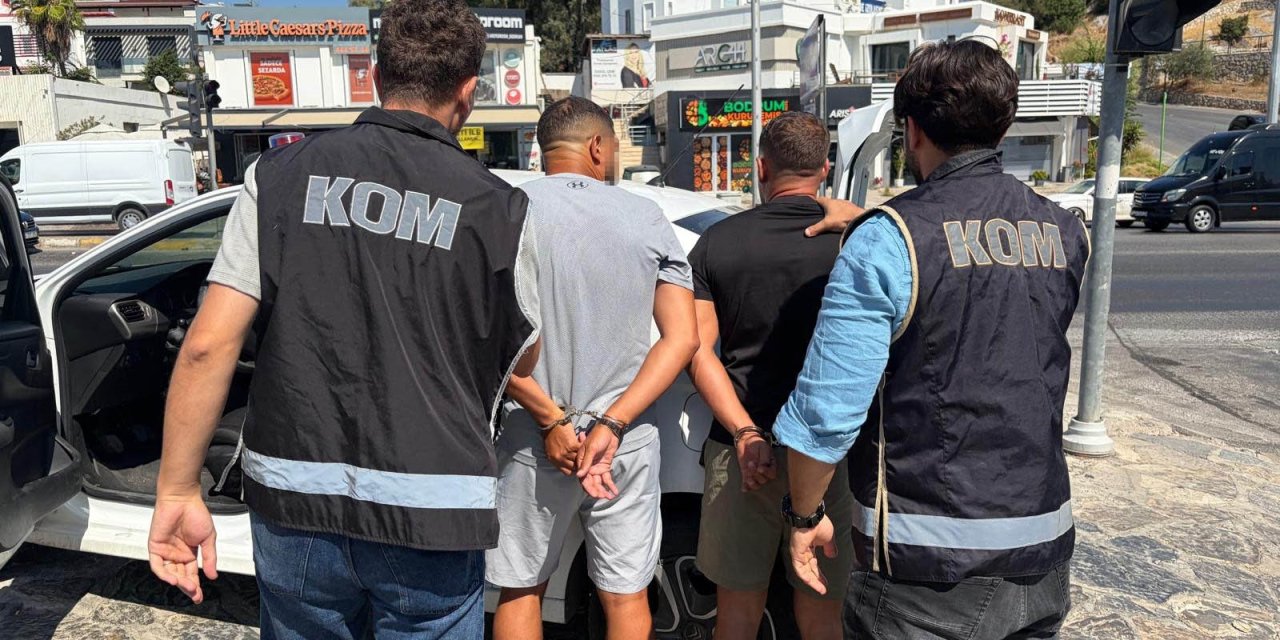 BODRUM’DA KIRMIZI BÜLTENLE ARANAN ŞÜPHELİ SAHTE KİMLİKLE YAKALANDI