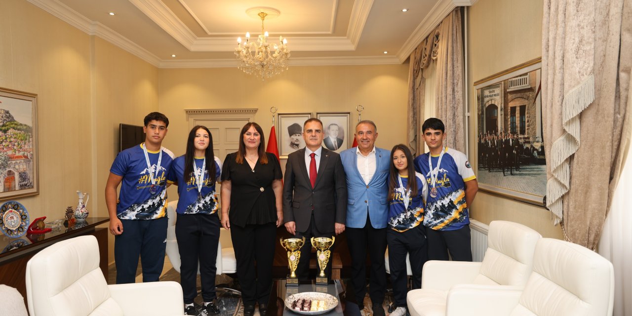 Vali Akbıyık Türkiye şampiyonu olan Yıldız rafting sporcularını ağırladı