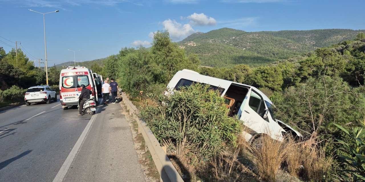 Makas atıp minibüsü şarampole uçurdu: 2 yaralı