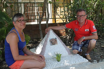Ölen köpeğine mezar yaptırdı