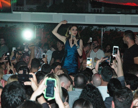 Ayşe Hatun Önal hayranlarıyla buluştu