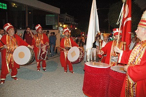 Turistler Mehteran’la karşılandı