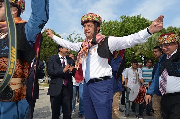 Zeybekci, Harmandalı oynadı