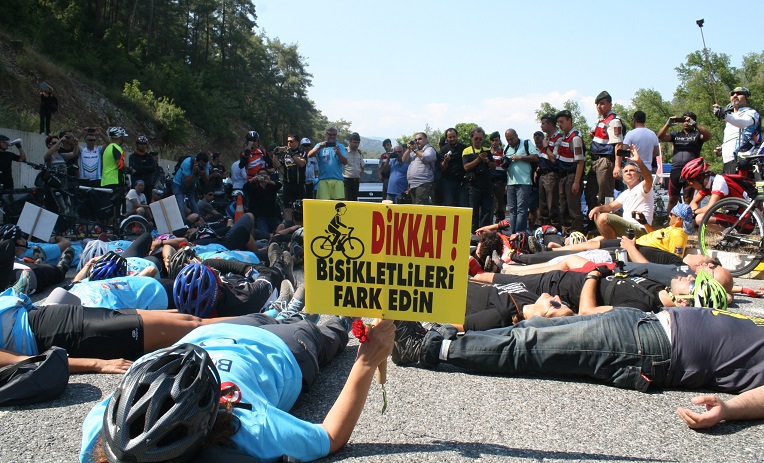 Fransız bisikletçinin ölümü protesto edildi