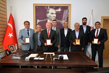 Şehit Ailelerinden Gümüş’e plaket