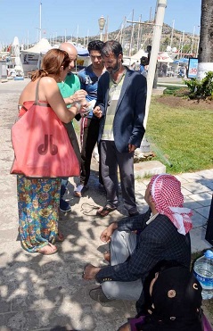 İngiliz turistten Suriyeli mülteciye ilaç yardımı