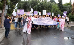Kadınlar, Kadınları protesto etti!