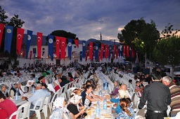 Milas Belediyesi’nin iftarları sürüyor