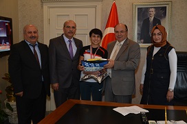 Genç güreşçiden Vali’yi ziyaret