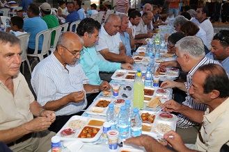 Kocadon, vekillerle iftar yaptı