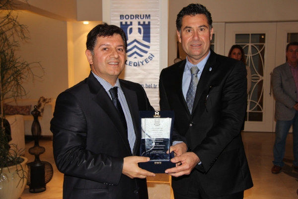 Turnuvaya katkıda bulunanlara plaket