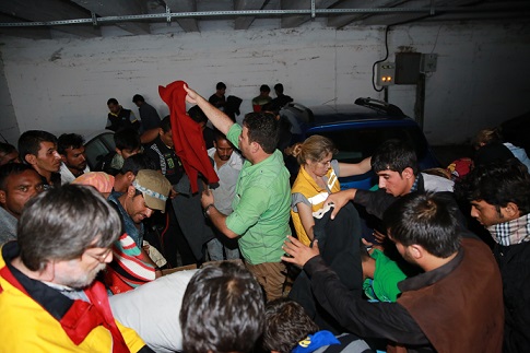 Sığınmacılara yardımlar sürüyor