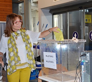 Havalimanında oy kullanılmaya başlandı