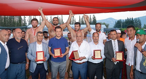 Pehlivanlar Bayrak altında güreşti
