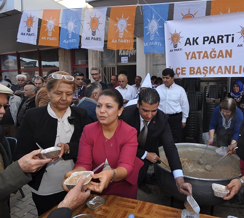 Bizim Gız aşure dağıttı