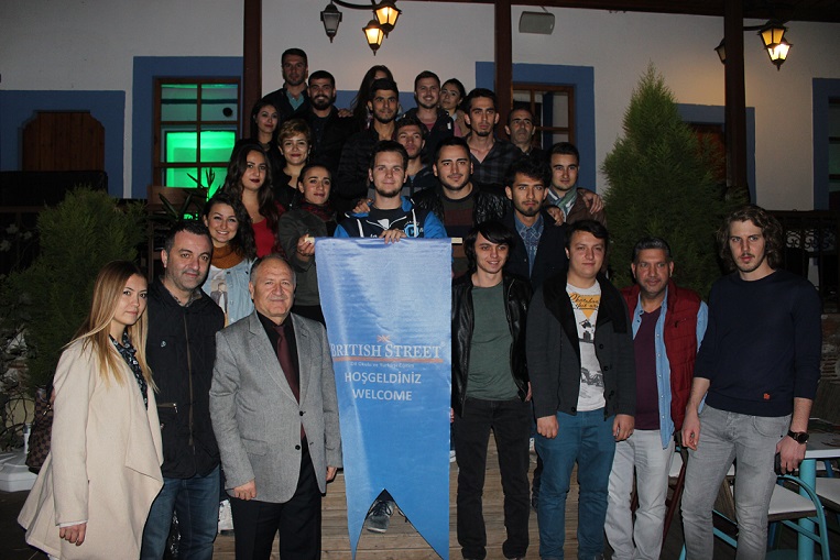 Street Cafe’de sadece yabancı dil konuşulacak