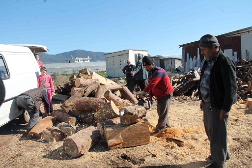Soğuk seracının belini büktü