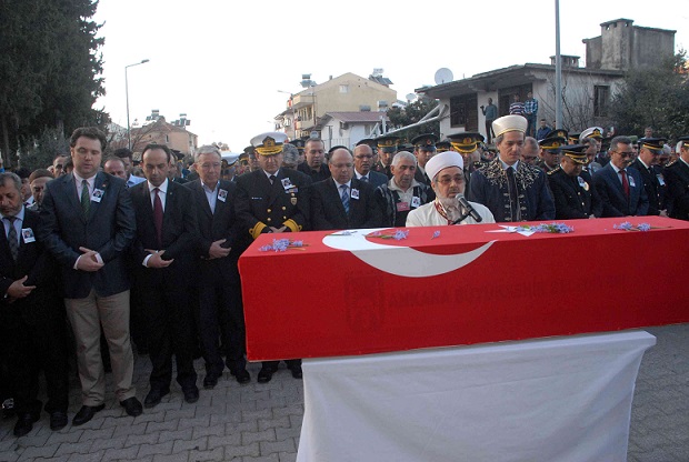 Patlamada şehit olan memur toprağa verildi