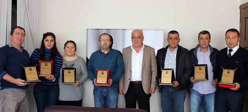 Karaçelik’ten, yardımsever esnaflara plaket