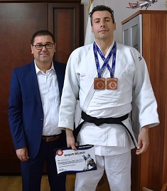 Madalya ve kupalarını başkana getirdi