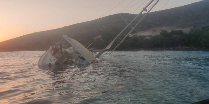 YELKENLİ KAYALIKLARA ÇARPTI, SU ALMAYA BAŞLADI: 5 KİŞİ TEKNELERLE TAHLİYE EDİLDİ