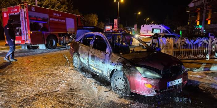 FETHİYE’DE SEYİR HALİNDEKİ OTOMOBİL ALEVLERE TESLİM OLDU: ARAÇ KÜLE DÖNDÜ