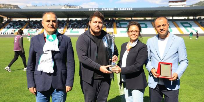 Muğlaspor Masa Tenisi Takımı şampiyonluk kupasını kaldırdı