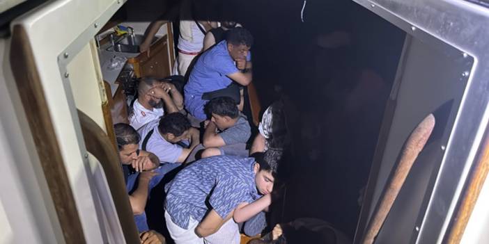 GÖKOVA KÖRFEZİNDE YELKENLİ TEKNEDE 40 DÜZENSİZ GÖÇMEN VE 2 GÖÇMEN KAÇAKÇISI YAKALANDI