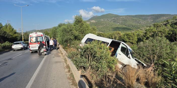 Makas atıp minibüsü şarampole uçurdu: 2 yaralı