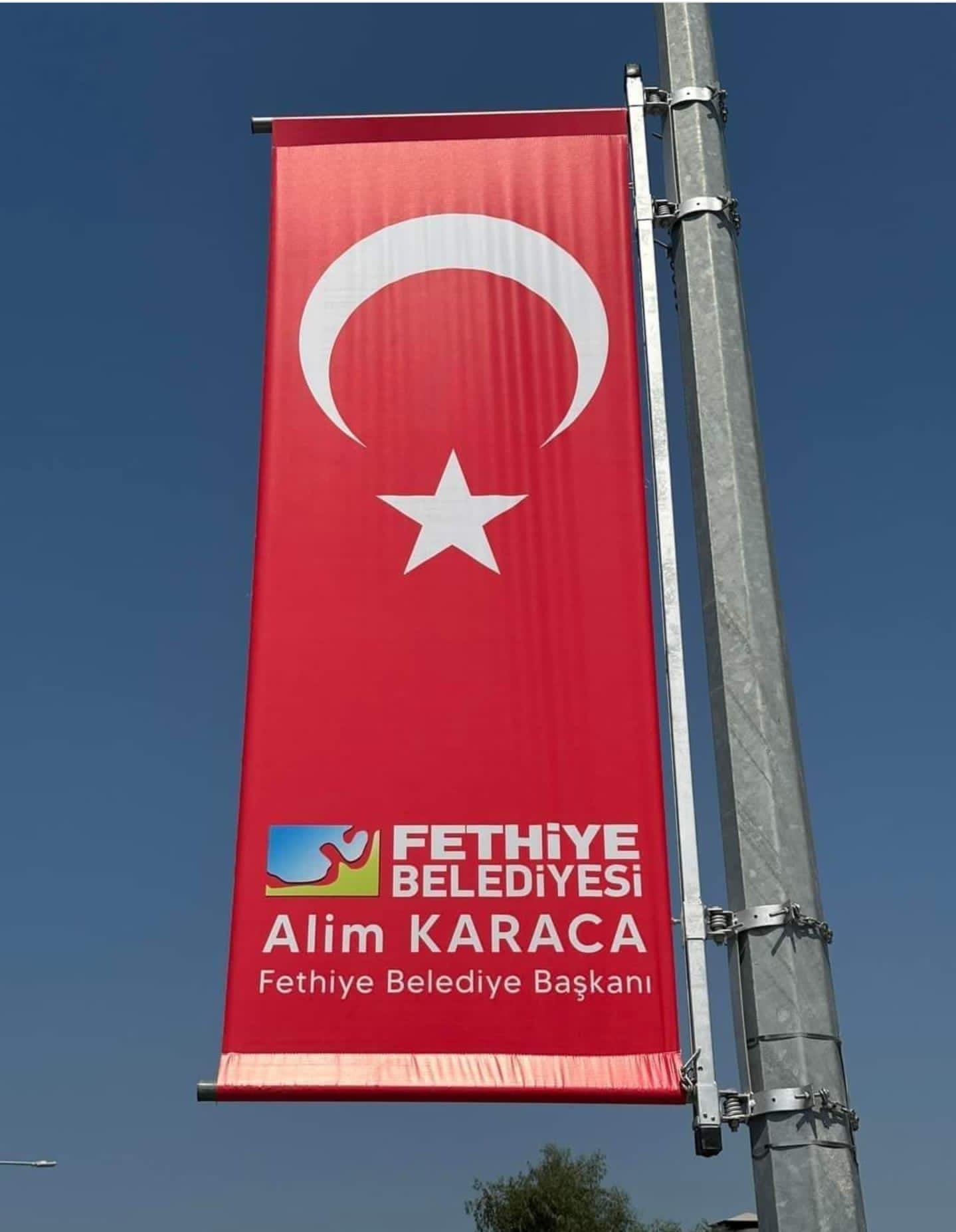 aa-20230827-32007730-32007728-fethiyede-turk-bayraginda-belediye-logosu-ve-baskanin-adinin-yer-aldigi-gorsellerle-ilgili-islem-baslatildi.jpg