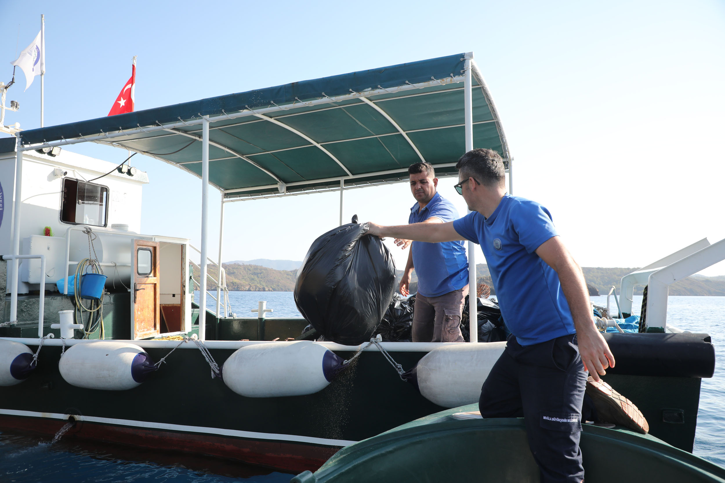 buyuksehir-gokova-korfezinden-gunluk-3-bin-420-kg-cop-topladi-3.jpg